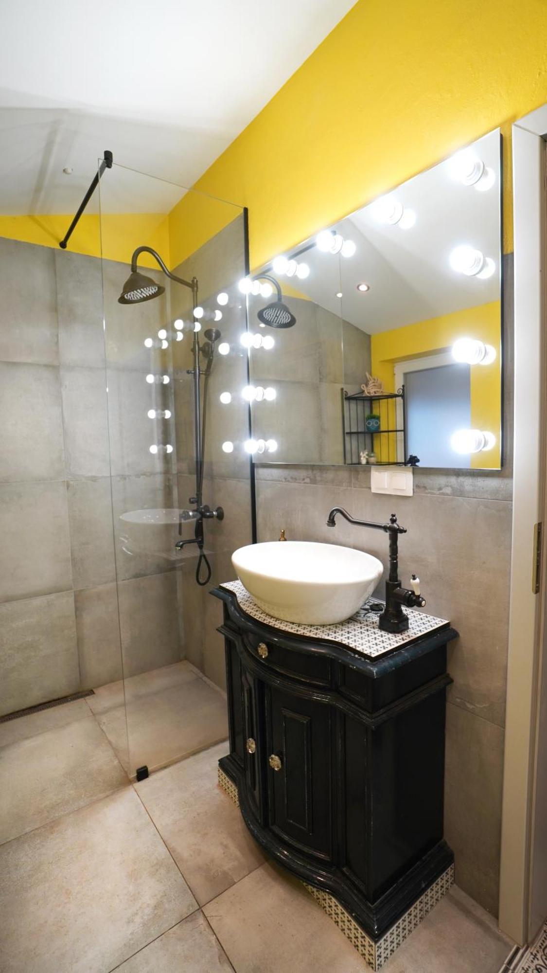 Modern And Spacious 3-bedroom Entire House Sofia